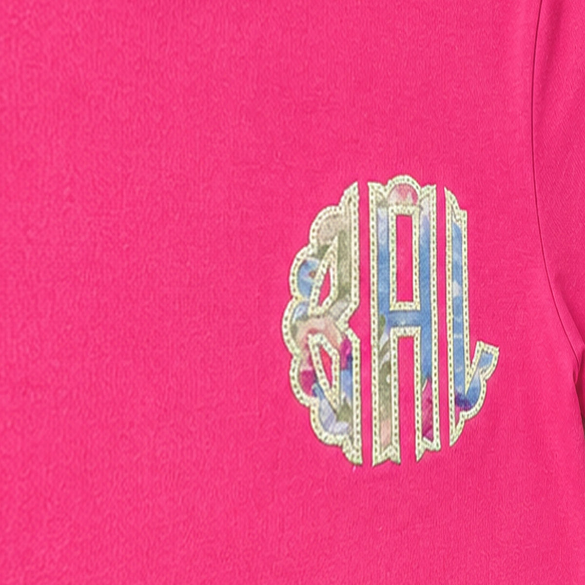 pastel scallop chest monogram short sleeve embroidery close-up